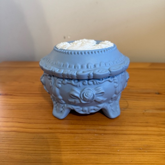 Vintage Jasperware Wedgwood Blue and White Trinket Box Jewelry Casket Large - Picture 4 of 9
